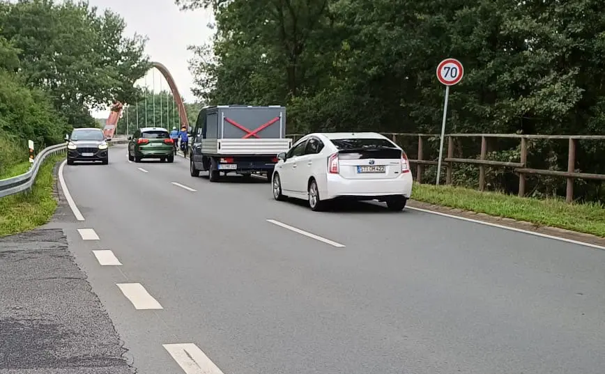 bearbeitet 🚴‍♂️ Gravenhorster Straße: Wieder ein Unfall – wie gefährlich ist diese Strecke wirklich?